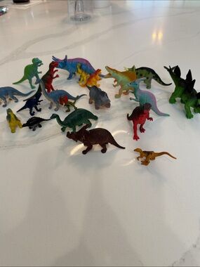 Plastic Dinosaur Toy Lot - mixed sizes